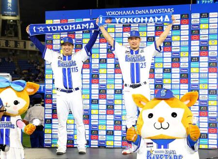 ポーズをとる馬場（左）と筒香（撮影・石井剣太郎）