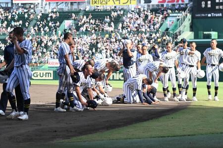 初戦で惜敗し泣き崩れる白樺学園ナイン（撮影・開出牧）
