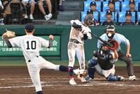 　９回、逆転二塁打を放つ有明・永田