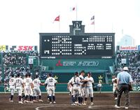 立命館宇治に逆転勝利した有明ナイン（撮影・中田匡峻）