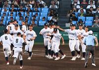 立命館宇治に勝利し、喜び合う有明ナイン（撮影・高部洋祐）