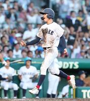 ９回、三盗に成功し、さらに送球が逸れる間に一気に生還した有明・永田晴輝（撮影・中田匡峻）