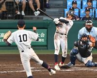 ９回、逆転打を放つ有明・永田晴輝（撮影・高部洋祐）
