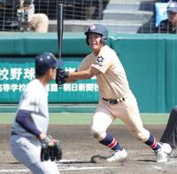 ７回、遊学館・谷島敦希は右前に適時打を放つ（撮影・坂部計介）
