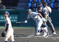 １回、青森山田・藤川哲は中前に２点適時打を放つ（撮影・坂部計介）