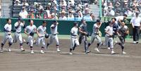 初戦を突破し、笑顔でスタンドに向かう青森山田ナイン（撮影・坂部計介）