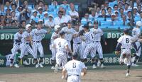 ８回表、１死一、二塁のピンチを併殺でしのぎ、盛り上がる白樺学園ベンチ（撮影・坂部計介）