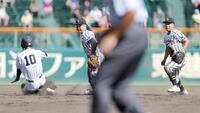 ８回、金沢のニゴロを白樺学園・金井（右）が遊撃手後藤にグラブトスして二封、一塁へ送球し併殺とする