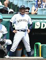 ベンチでナインを鼓舞する東日大昌平・江井康胤（撮影・開出牧）