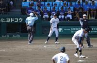 東日大昌平ベンチのアピールを受け、リプレー検証を指示する審判（撮影・坂部計介）