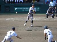 ９回、白樺学園・後藤健は二塁へけん制球を投げる（撮影・坂部計介）