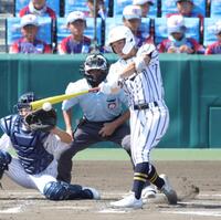 ６回、白樺学園・村端勇心は左前に同点となる適時打を放つ（撮影・坂部計介）