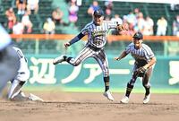 ８回、金沢匠良の二ゴロで華麗な挟殺プレーを見せスタンドを沸かせた白樺学園・金井瀬那（右）と後藤健（撮影・開出牧）