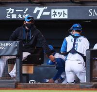 ８回からマスクを被った郡司（右）を迎える新庄監督（撮影・中島達哉）