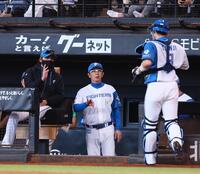 ９回を抑え、ベンチに戻る郡司（右）に声を掛ける新庄監督（左）＝撮影・中島達哉