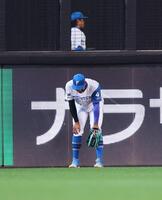 ７回、中島の打球を後逸して適時失策となり、ひざに手をつく万波（撮影・中島達哉）
