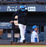 ７回、加藤の交代を告げる新庄監督（撮影・中島達哉）