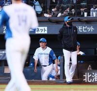 ７回、加藤（左）の交代を告げる新庄監督（撮影・中島達哉）