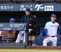 ７回、マスクを外して戦況を見つめる新庄監督（中央）＝撮影・中島達哉