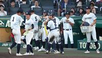８回に日本文理が大分商・平田玲翔（１）から２点を奪うも、同点には追いつかれずほっとした表情を見せる那賀誠監督（右から２人目）＝撮影・中田匡峻