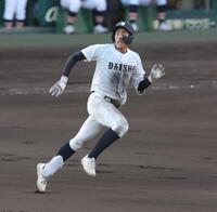 ６回、適時二塁打を放ち、二塁に向かって走る大分商・萱島夏空（撮影・中田匡峻）