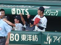 ６回、大分商・杉山巧真の勝ち越し適時打にほえる平田玲翔（右）＝撮影・中田匡峻
