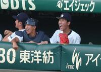 ６回、大分商・杉山巧真の勝ち越し適時打にほえる平田玲翔（右）＝撮影・中田匡峻