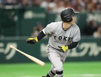 ２回巨人２死一、二塁、左前に同点適時打を放つ巨人・浦田俊輔＝東京ドーム（撮影・金田祐二）