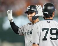 ３回、勝ち越し２点適時打を放ちポーズをきめる笹原（撮影・金田祐二）