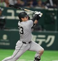 ７回、二塁打を放つ石塚（撮影・金田祐二）