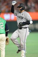 ７回、中前打を放ち“マリオポーズ”の岸田（撮影・金田祐二）