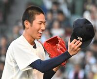 ８回、ピンチを招くも投げきり、苦笑いの大分商・平田玲翔（撮影・高部洋祐）