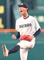 最後を締め、雄たけびを上げる大分商・平田玲翔＝甲子園（撮影・高部洋祐）