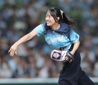 セレモニアルピッチを行った朝井彩加（撮影・棚橋慶太）