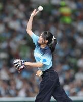 セレモニアルピッチを行った朝井彩加（撮影・棚橋慶太）