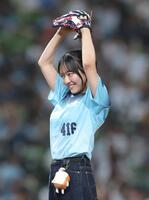 セレモニアルピッチを行った朝井彩加（撮影・棚橋慶太）