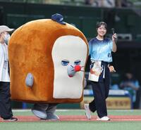「パンどろぼう」のキャラクターと入場する朝井彩加（撮影・棚橋慶太）