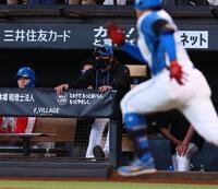 ９回、有薗（右）が遊ゴロに倒れるのを見つめる新庄監督（撮影・中島達哉）