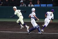 ３回、英明・松本一心の内野ゴロで挟まれるも、三塁手の関東第一・浜田晃大（５）が捕球ミスをし、生還する三走の英明・吉川輝（左）＝撮影・中田匡峻