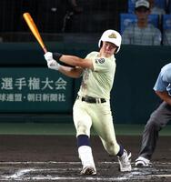 ７回、走者一掃の勝ち越し適時二塁打を放つ英明・松原蒼真（撮影・中田匡峻）