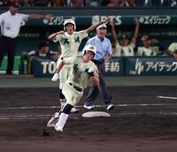 ７回、走者一掃となる勝ち越し適時二塁打を放ち、二塁に向かって走る英明・松原蒼真（撮影・中田匡峻）