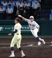 １回、英明・冨岡琥希（手前）から先制の中犠飛を放つ関東第一・井口瑛太（撮影・中田匡峻）