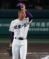 ７回、英明・松原蒼真に走者一掃の勝ち越し適時二塁打を浴びた関東第一・石井翔（撮影・中田匡峻）