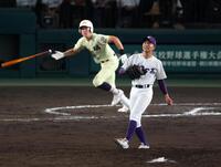 ７回、英明・松原蒼真（奥）に走者一掃の勝ち越し適時二塁打を浴びる関東第一・石井翔（撮影・中田匡峻）