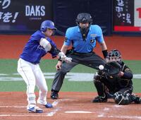 ５回、中前へ適時打を放つ村松（撮影・立川洋一郎）