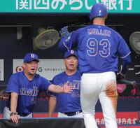 ２回、福永の適時打で生還したマラーを迎える松中コーチ（左）と井上監督（撮影・西田忠信）