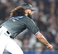 オリックス打線を相手に力投するジャクソン（撮影・西岡正）