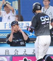 １回、２ランを放ったソト（右）を祝福するサブロー監督（撮影・西岡正）