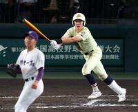 ７回、関東第一・石井翔（手前）から走者一掃の勝ち越し適時二塁打を放つ英明・松原蒼真（撮影・中田匡峻）