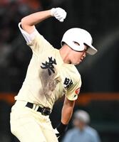 ７回、勝ち越し打を放ちガッツポーズを決める英明・松原蒼真（撮影・高部洋祐）